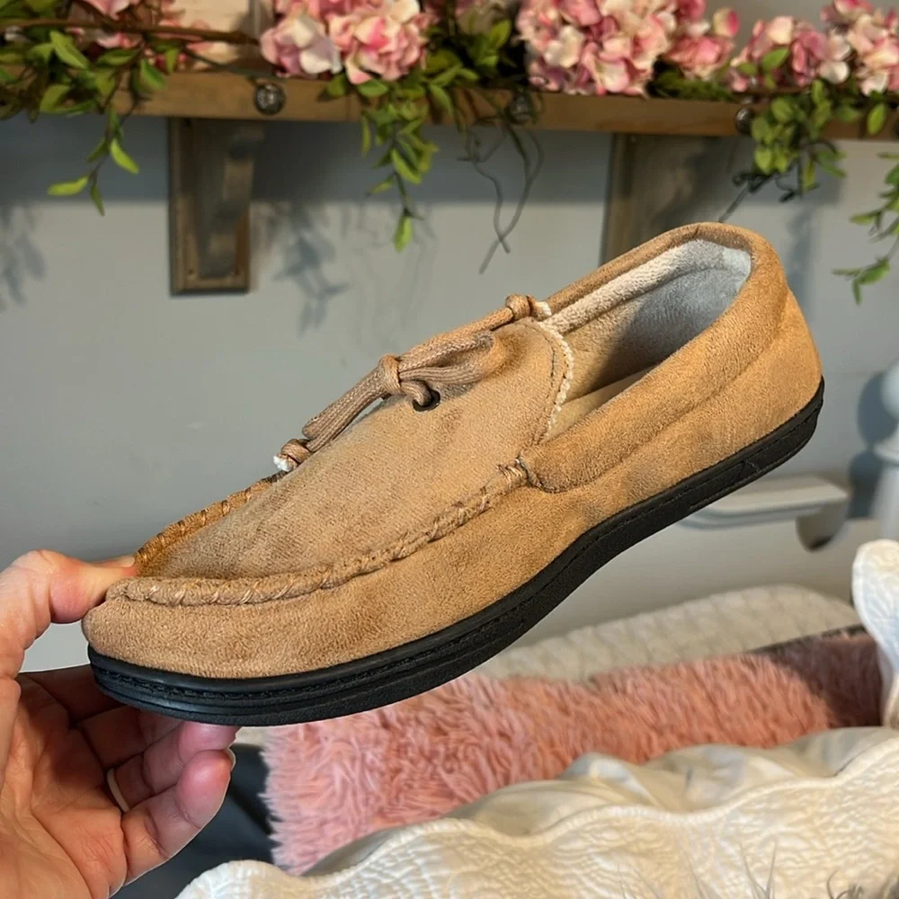 Isotoner Memory Foam Slippers Buckskin New